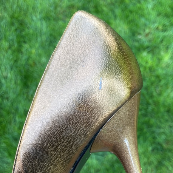 Selling a pair of Aldo heels. Size 39 or size 9. Colour is metallic bronze. - Picture 7 of 8